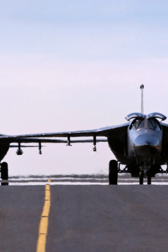 Два военных самолета готовятся к взлету