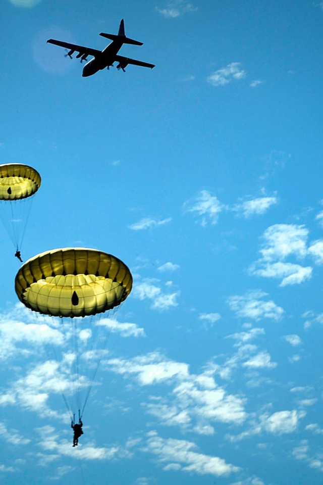 Десантники США прыгают с самолета