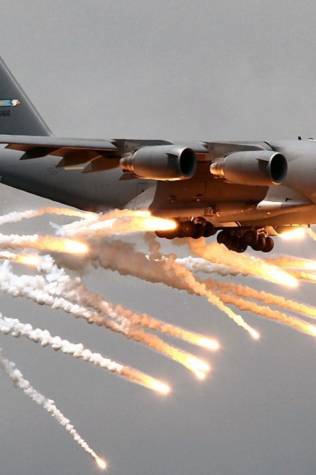 Американский военный самолет произвел бомбометание