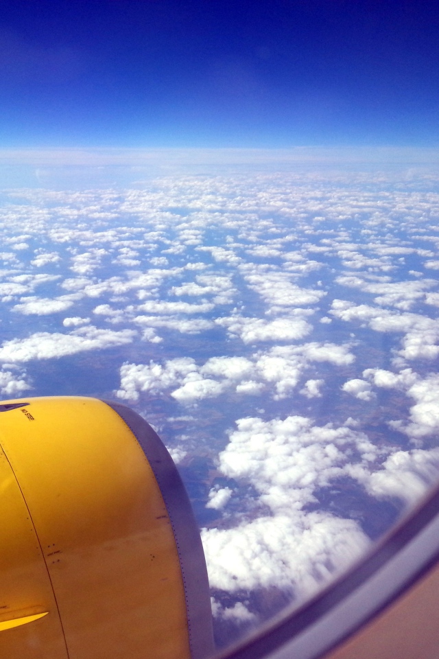 Вид из окна желтого самолета