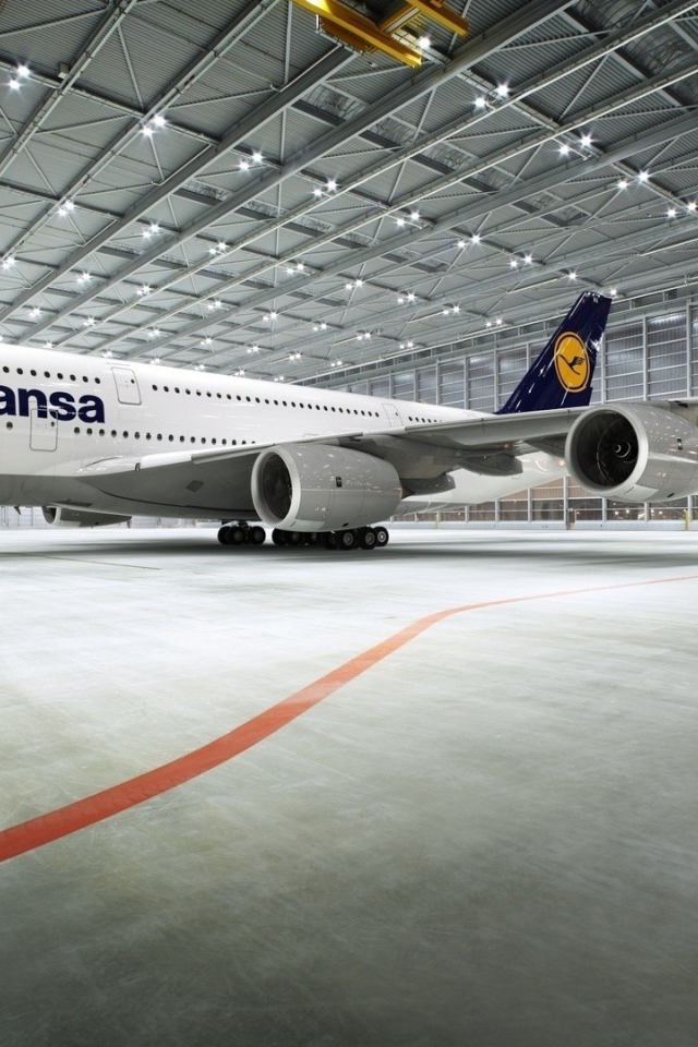 Белый Airbus A380  стоит в ангаре