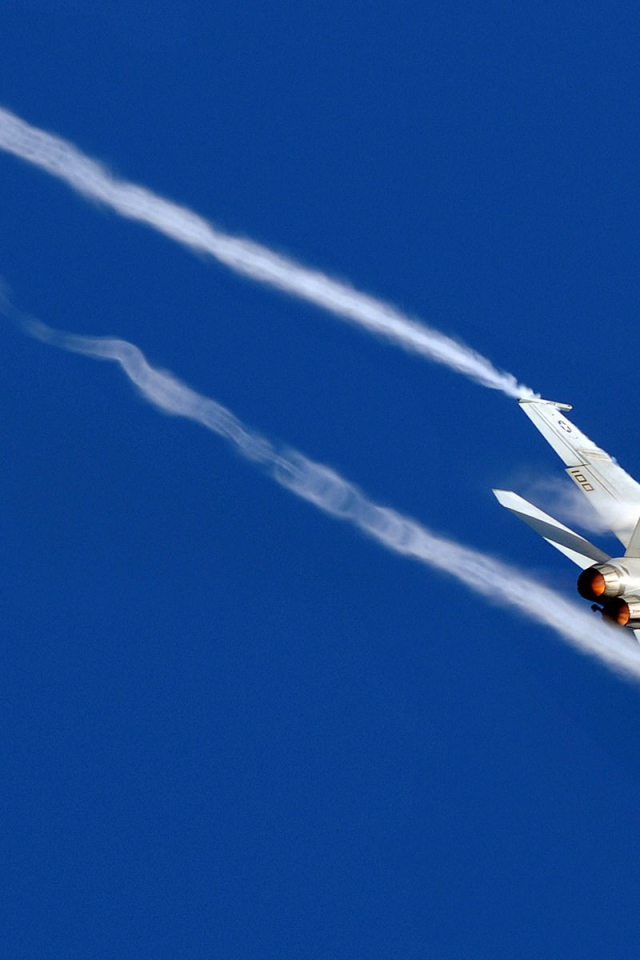 Белый истребитель оставляет за собой след из дыма