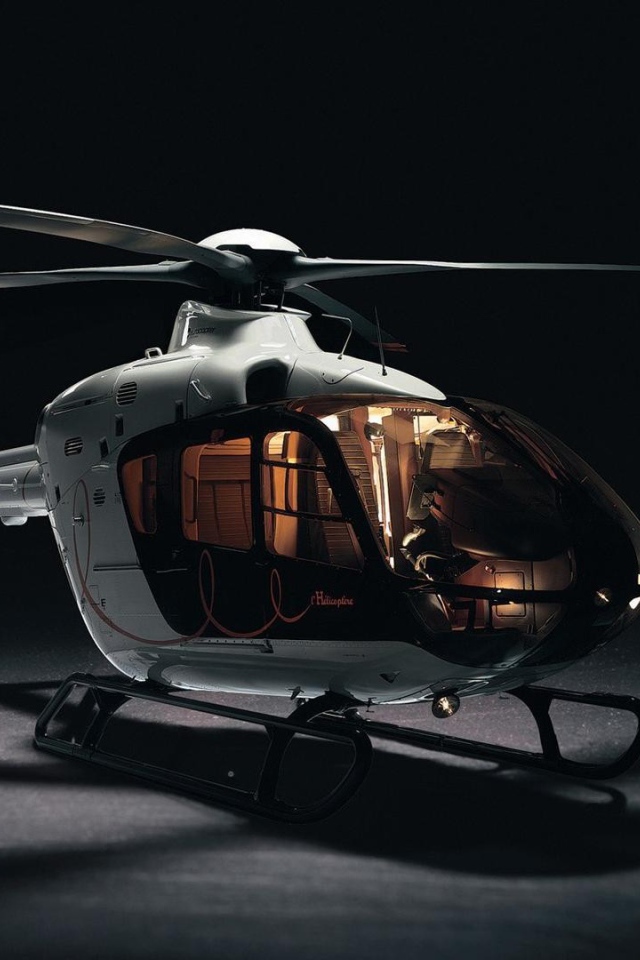 Белый частный вертолет