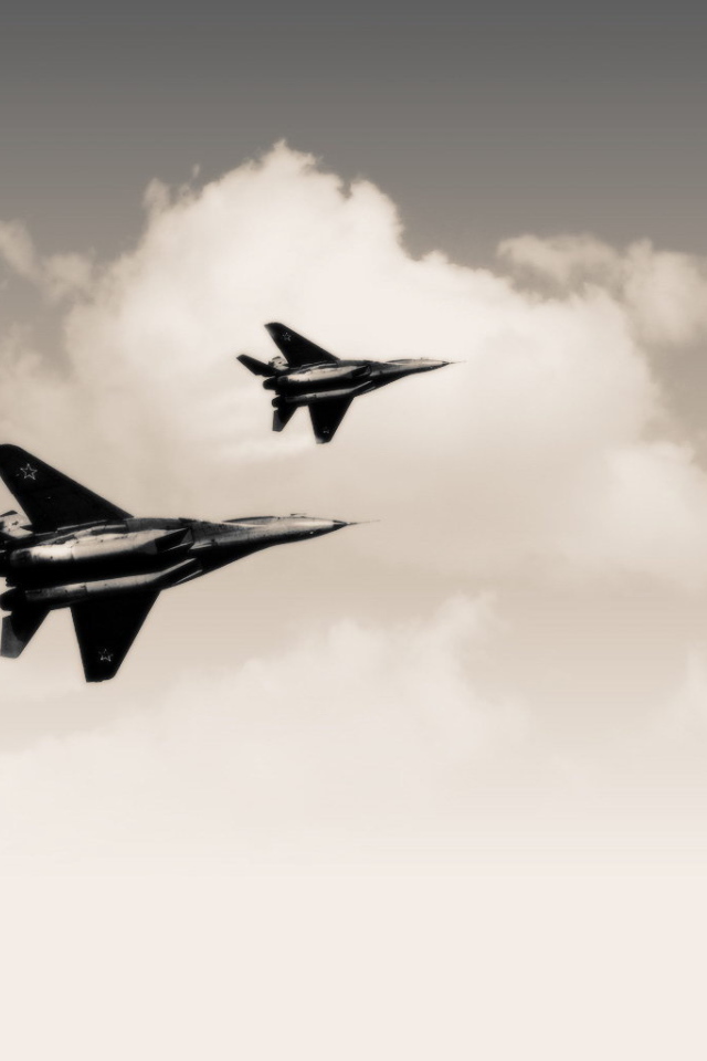 Два самолета в облаках