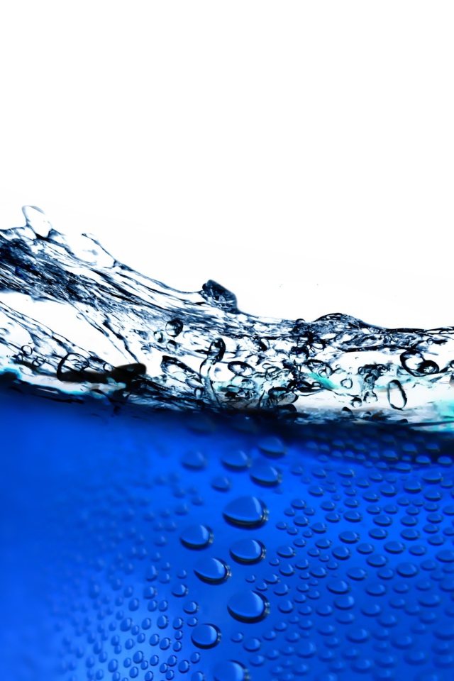 Пузыри воздуха в синей воде