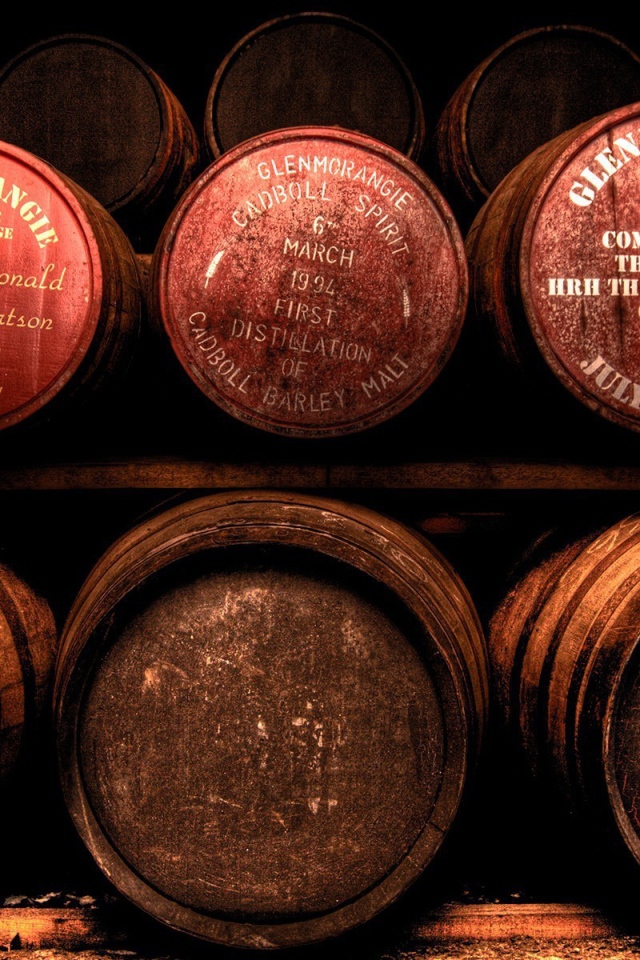 Бочки с шотландским виски на полках