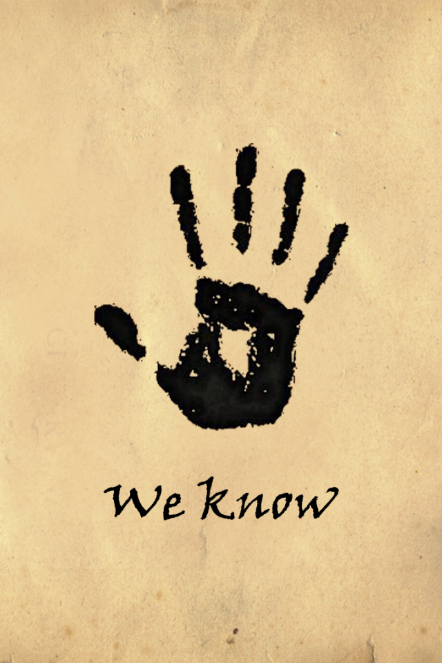 Черный отпечаток ладони на светлом фоне