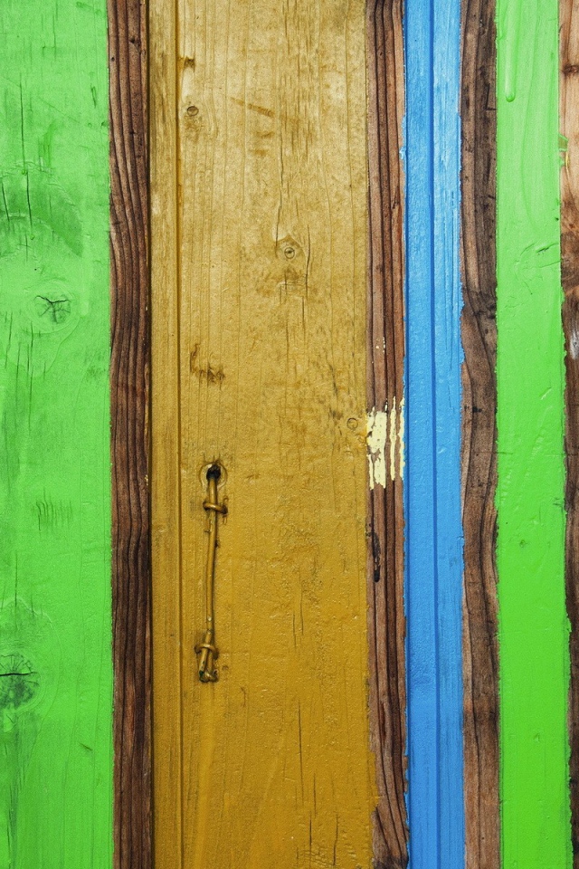 Доски окрашены в разные цвета