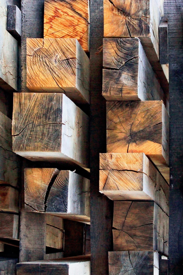 Аккуратная кладка деревянных брусков