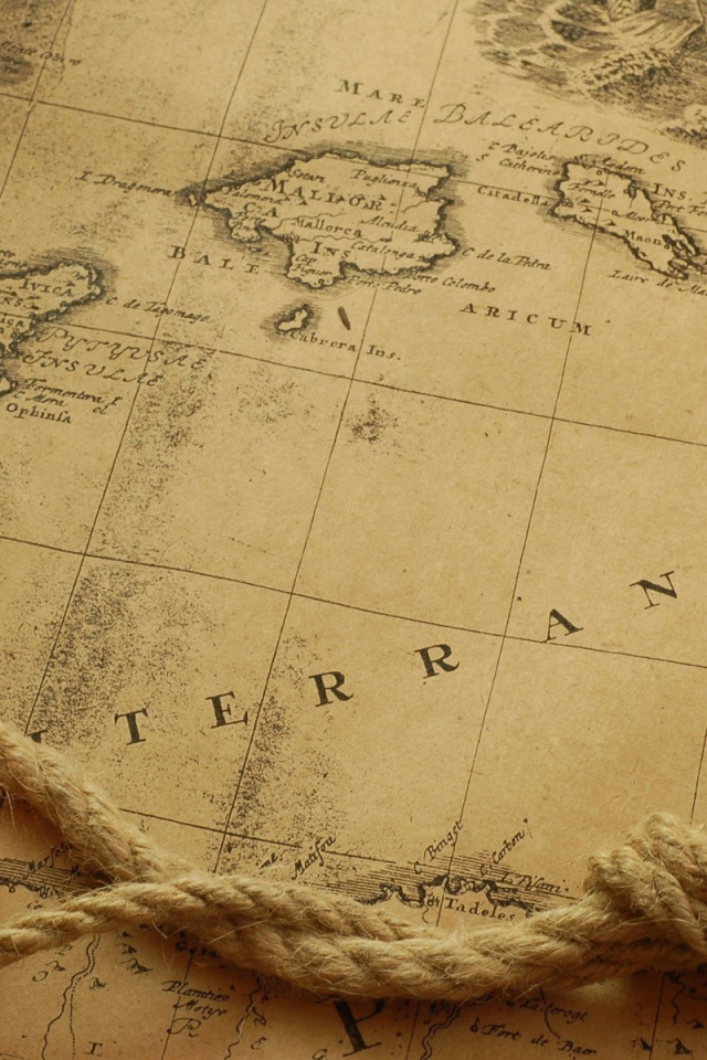 Компас и веревка на древней морской карте