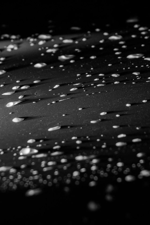 Крошки на черной поверхности