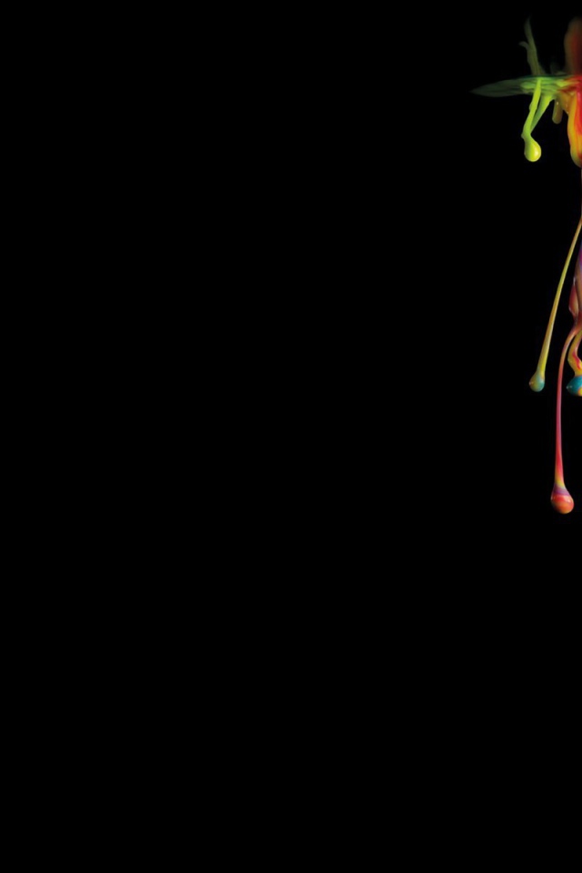 Потоки краски на черном фоне