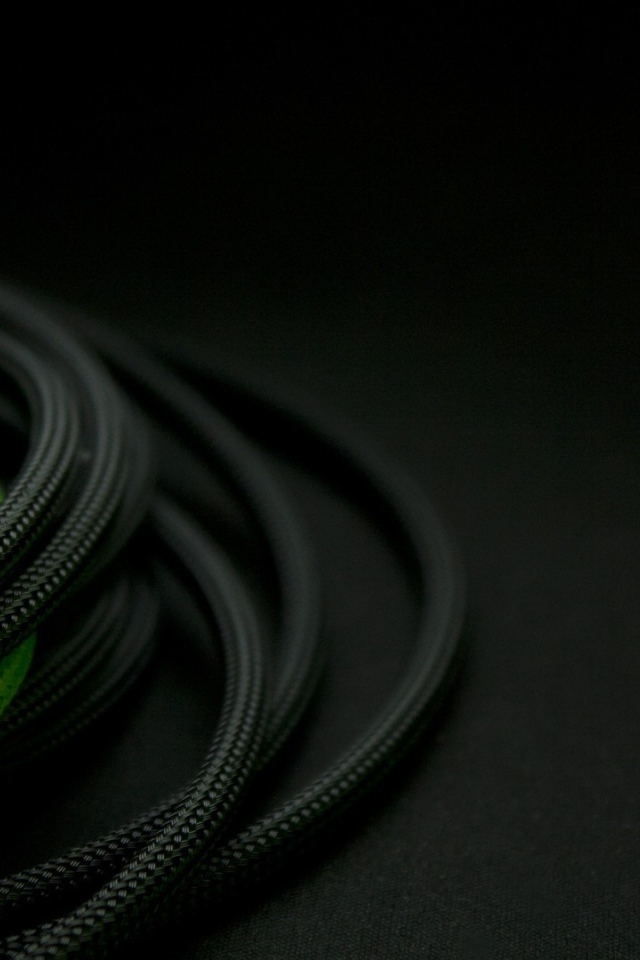 Зеленый провод среди черных