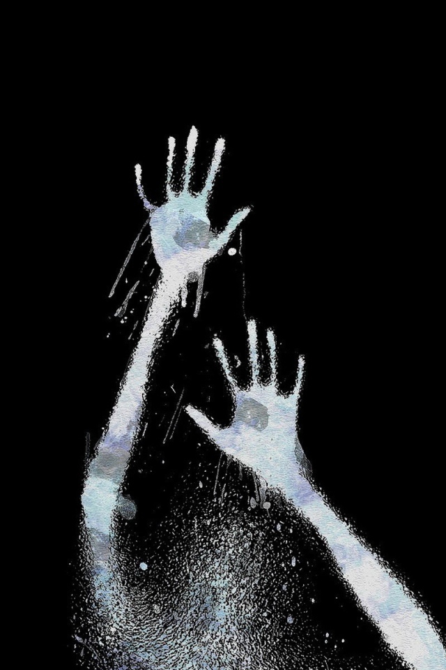 Следы рук на черном фоне