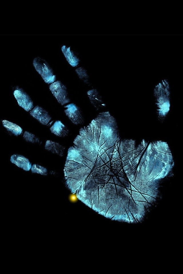 Отпечаток ладони на черном фоне