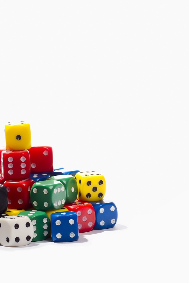 Горка разноцветных игральных костей