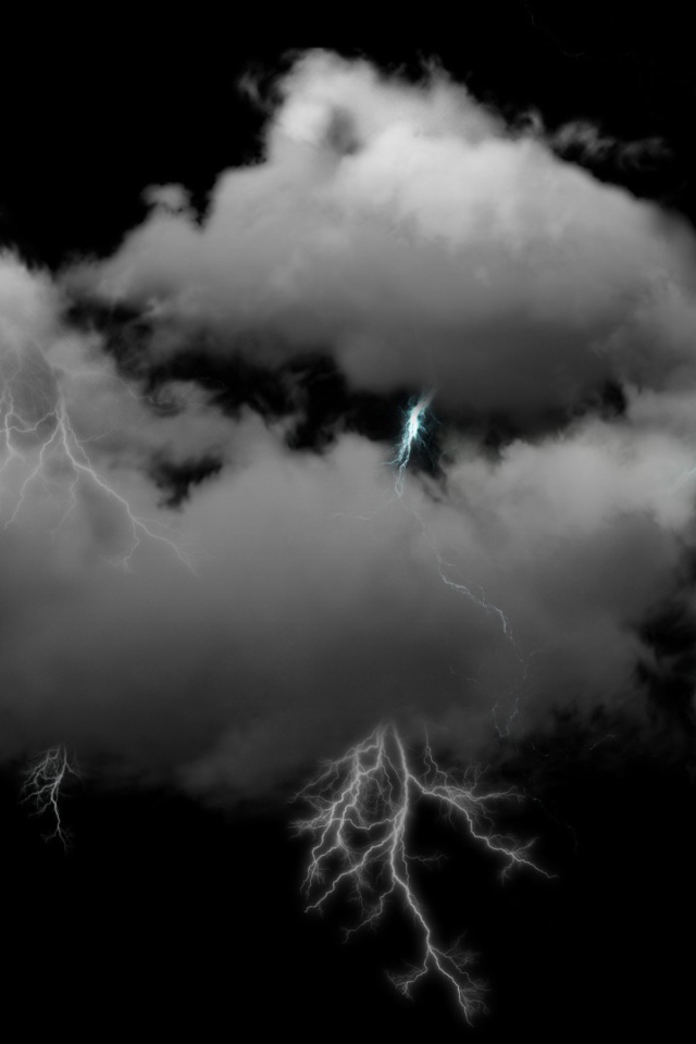 Молнии в пушистых белых облаках