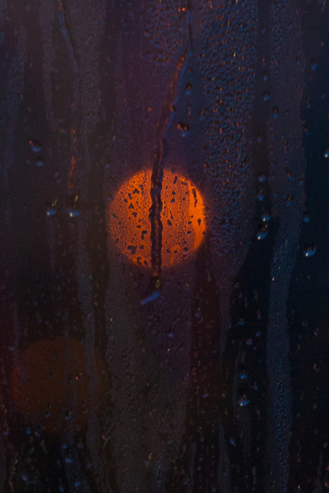 Огни за влажным стеклом