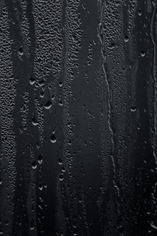 Влага на черном стекле