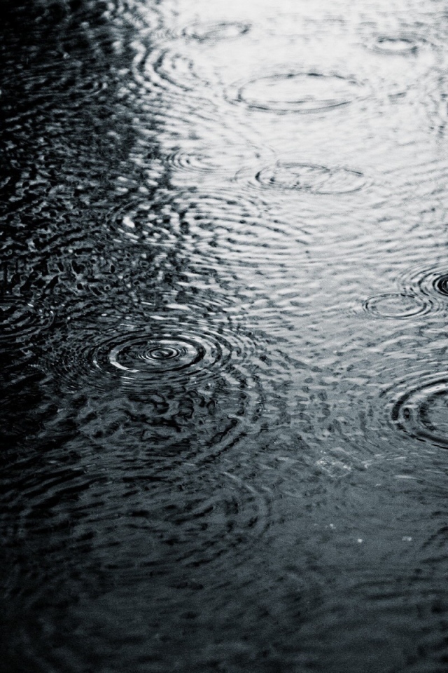 Дождевая вода на асфальте, черный фон