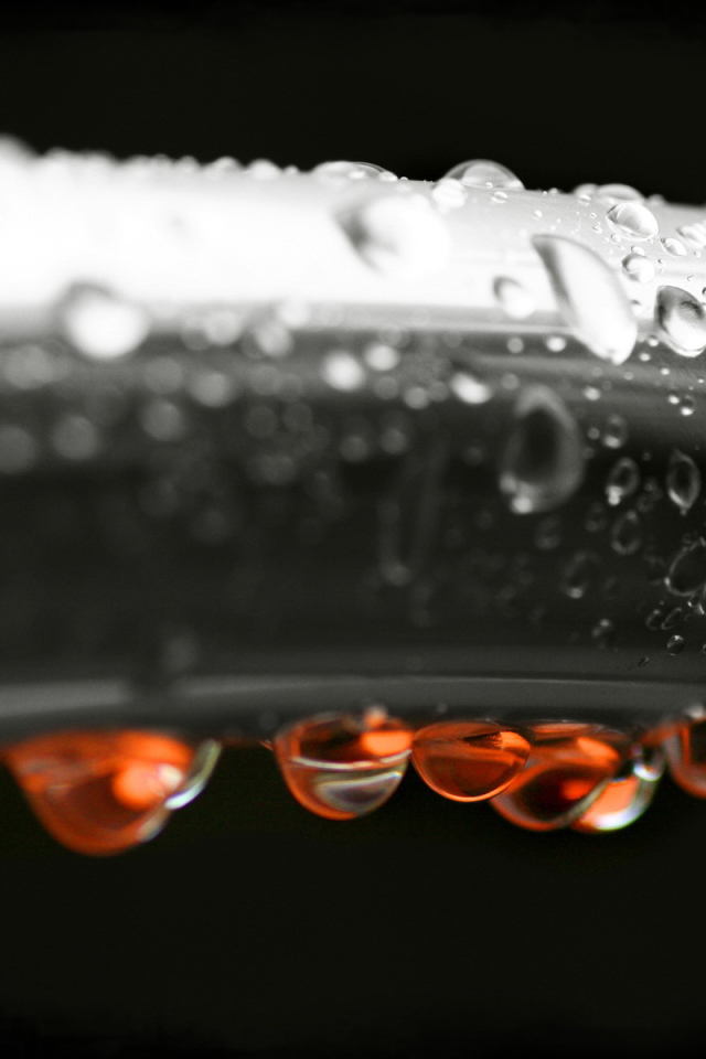 Красные капли на черном фоне