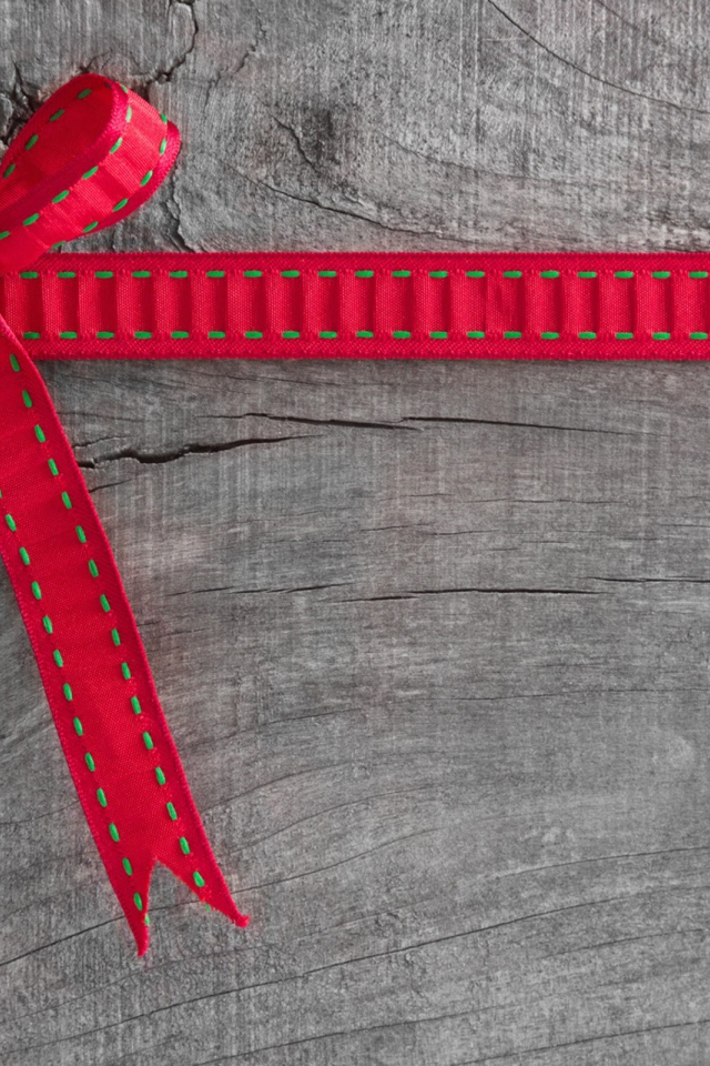 Красный бант не серой доске