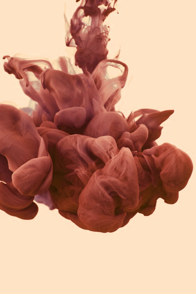 Красный дым на светлом фоне