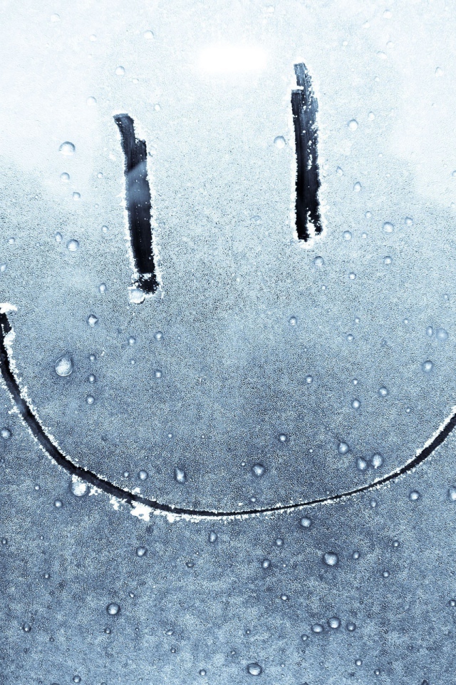 Смайлик на замерзшем стекле