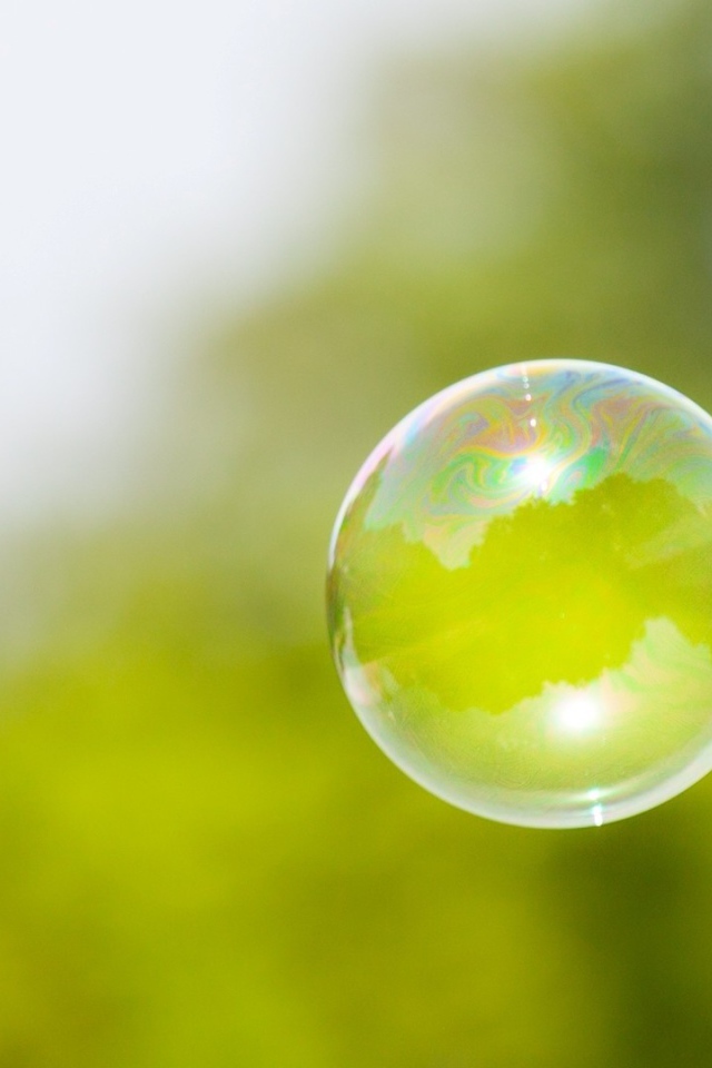 Мыльный пузырь на фоне зелени