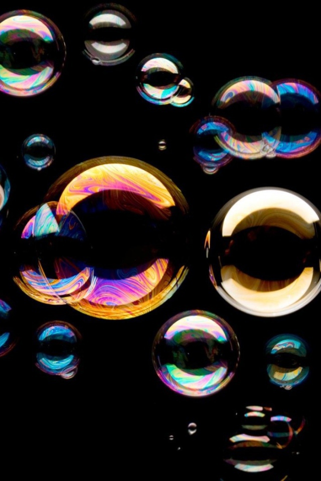 Мыльные пузыри на черном фоне