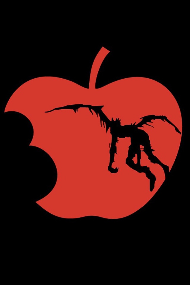 Испорченное красное яблоко, черный фон