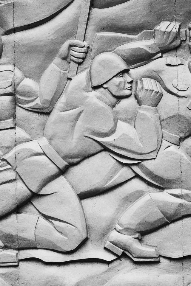 Барельеф с солдатами Второй мировой войны