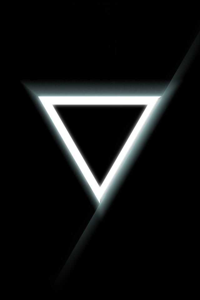Белый треугольник на черном фоне