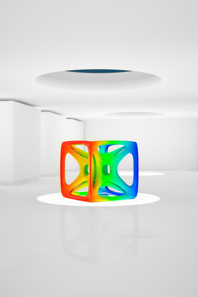 Трех цветная фигура в белой комнате