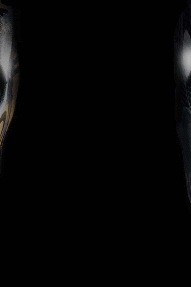 Два лица в масках, черный фон