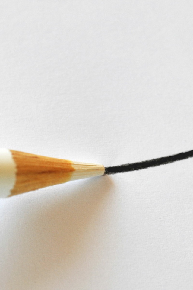 Белый карандаш рисует черную линию