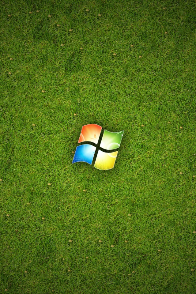 Логотип Windows 10 на зеленом газоне