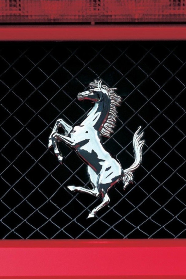 Знак Ferrari на радиаторной решетке