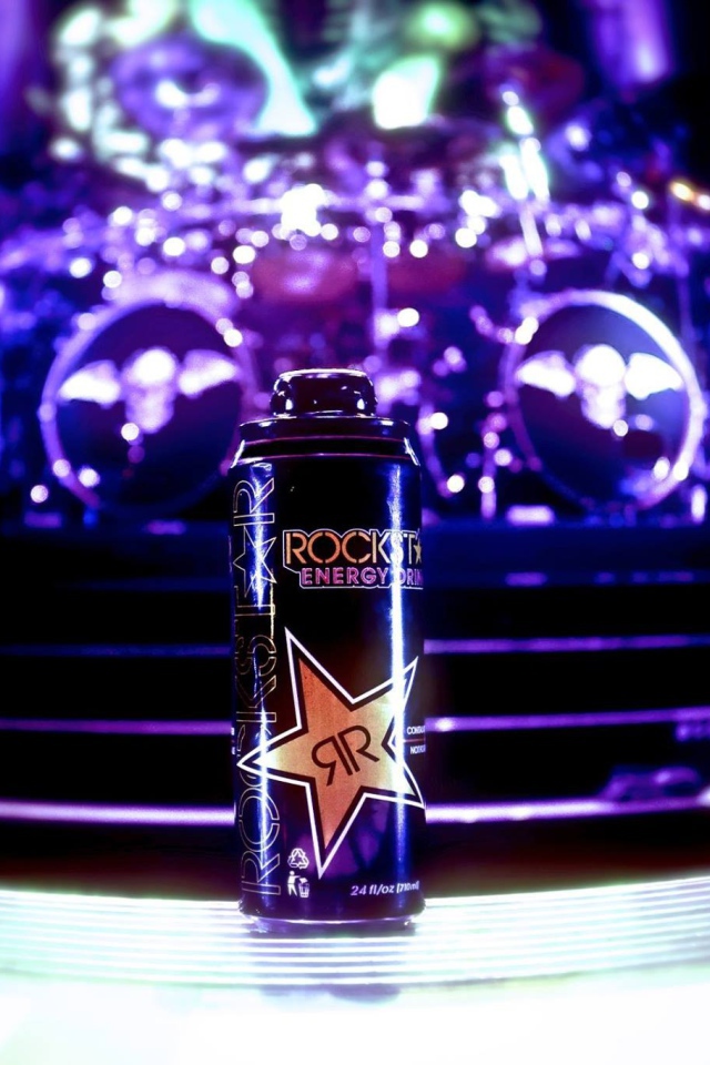 Банка с напитком Rockstar