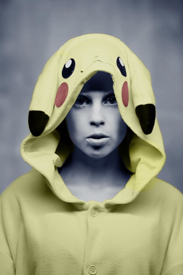 Девушка в накидке покемона