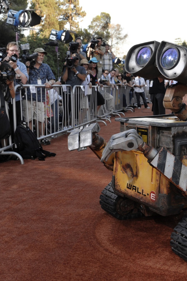 Робот WALL·E перед фанатами