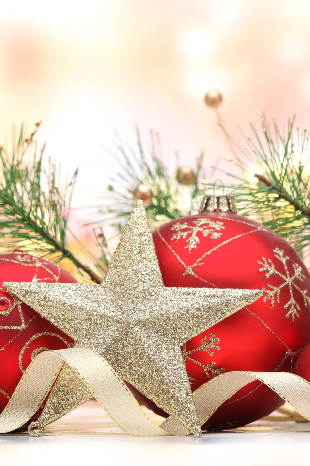 Рождество с красными шарами