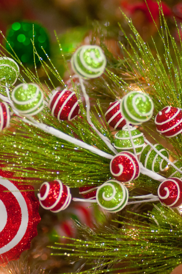 Декоративная ветка с игрушками