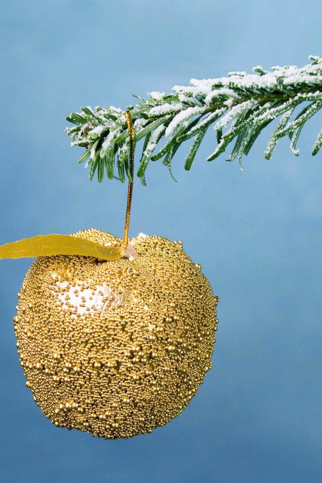 Золотое яблоко на елке
