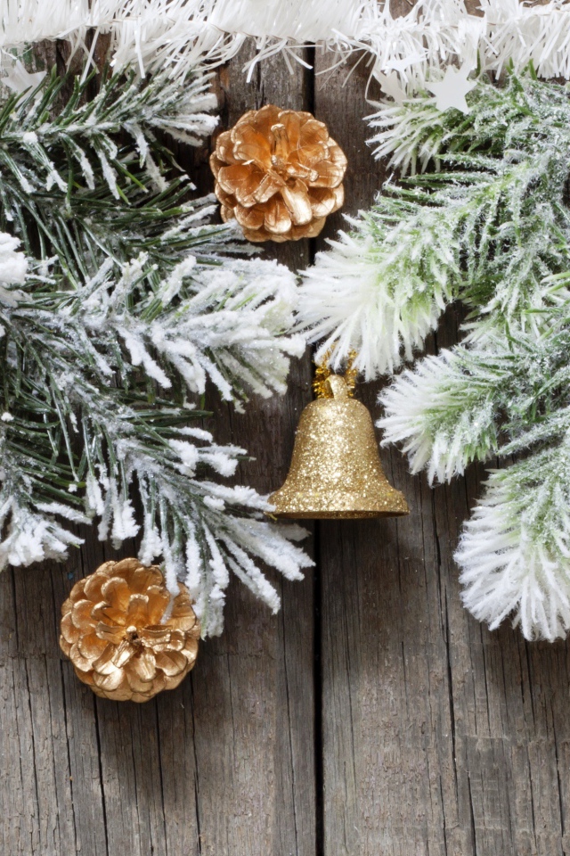 Игрушки на старом заборе