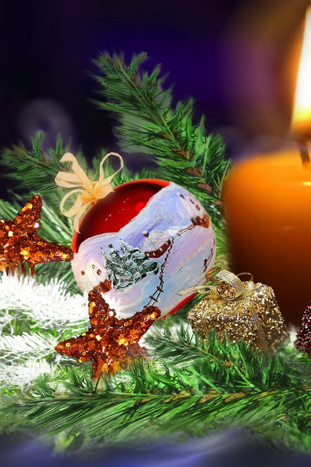 Свеча на ветке елки