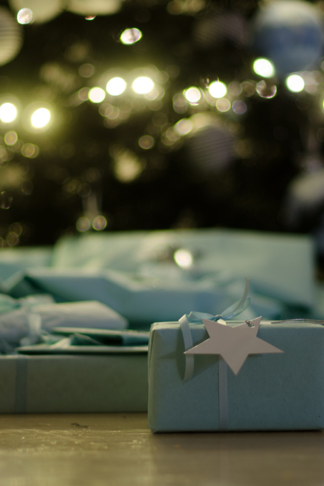 Рождественские подарки на полу