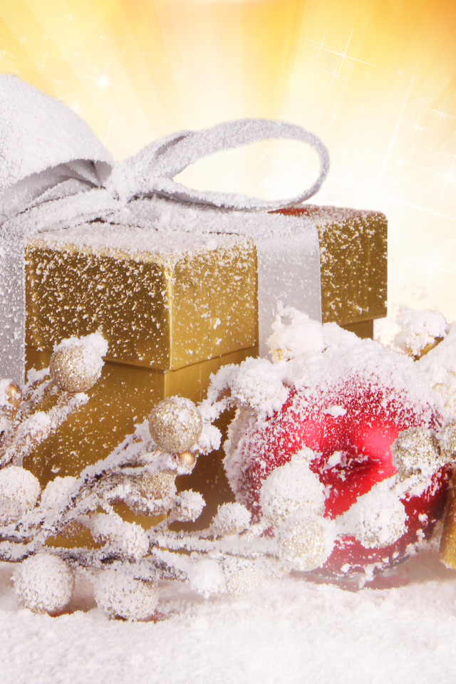 Золотая коробка с подарком