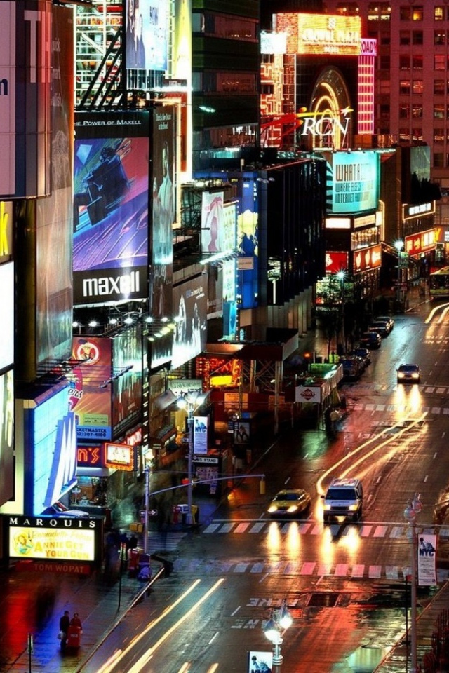 Реклама на небоскребах в большом городе