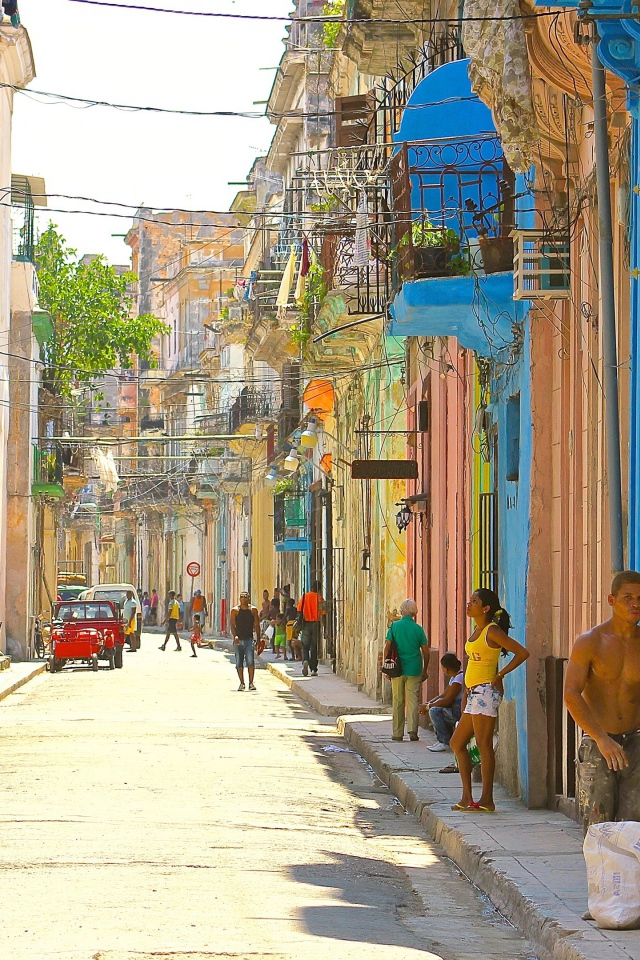 Старинные дома на улице в Гаване